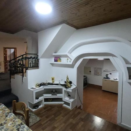 Tirana Traditional Home Exterior photo